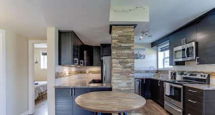 2 BDRM BSMT Suite w/Ensuite Laundry + Free Parking