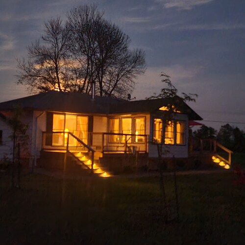Charming 2-bedroom cottage on Wolfe Island with spectacular view of Kingston!