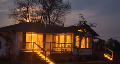 Charming 2-bedroom cottage on Wolfe Island with spectacular view of Kingston!