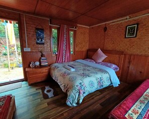 Desk, laptop workspace - Yangsum Village Homestay (Gyalshing)