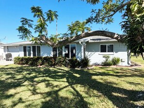 Exterior - Charming 2 BR, 2 BA Home in Englewood – Just 2.5 Miles from the Beach! (Englewood)