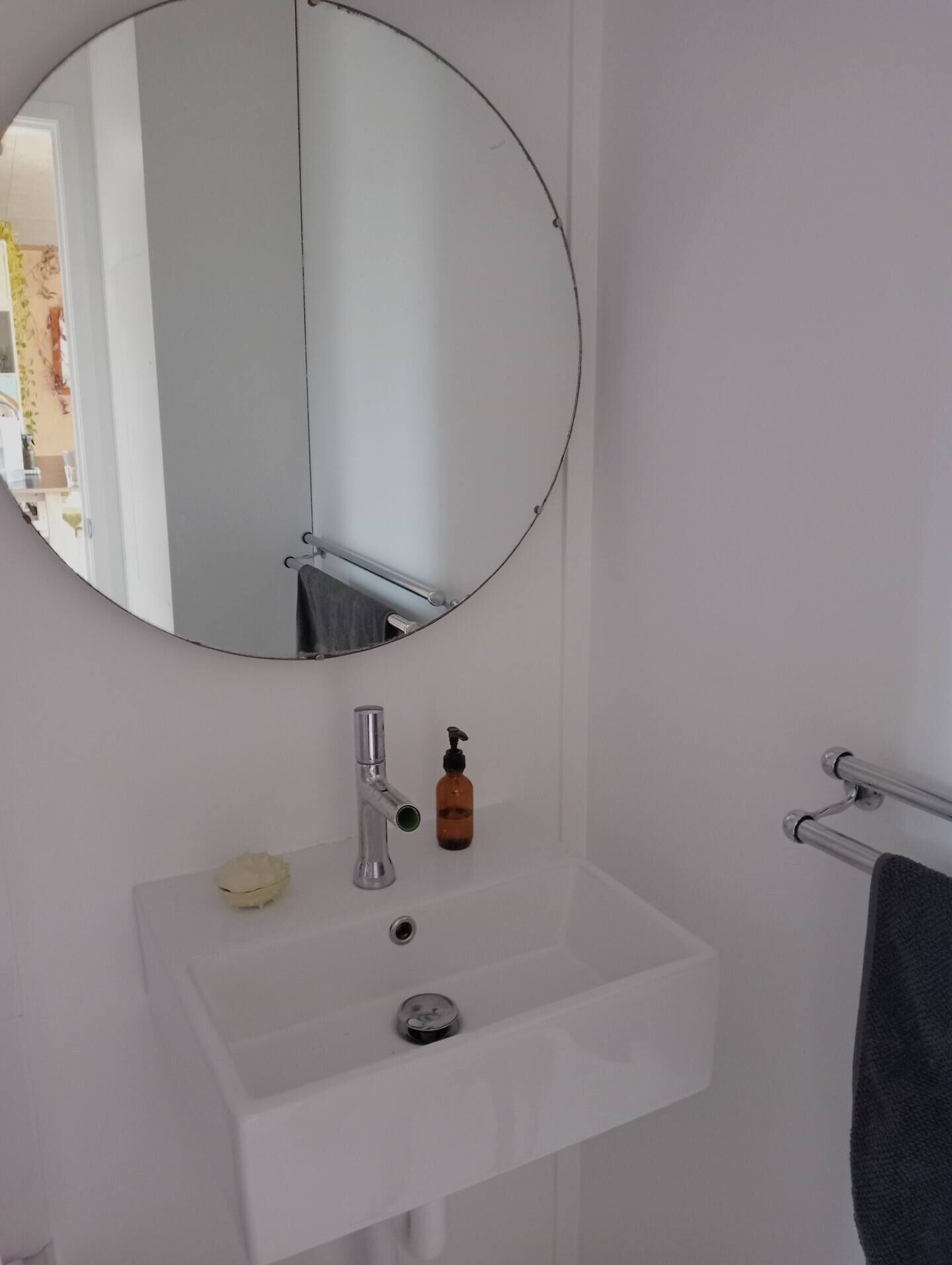 Sèche-cheveux, serviettes fournies, savon, papier toilette