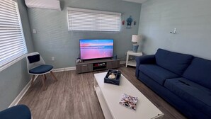 Living area - Surf Shack Across from the Beach (Cocoa Beach)