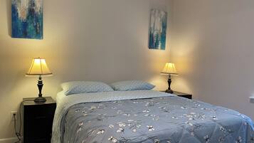 2 dormitorios, caja fuerte, escritorio y tabla de planchar con plancha