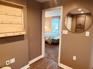 1 bedroom, desk, iron/ironing board, free WiFi - Dragonfly Inn Modern 1 BR 1BA downtown apt. Great walking location ! (Winchester)