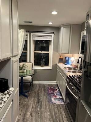 Fridge, microwave, oven, stovetop - Dragonfly Inn Modern 1 BR 1BA downtown apt. Great walking location ! (Winchester)