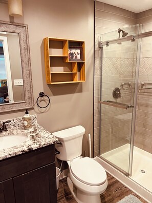 Shower, hair dryer, towels, soap - Dragonfly Inn Modern 1 BR 1BA downtown apt. Great walking location ! (Winchester)