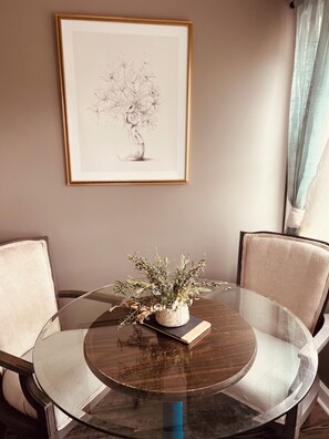 Dining - Dragonfly Inn Modern 1 BR 1BA downtown apt. Great walking location ! (Winchester)