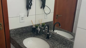 Chuveiro, secador de cabelo, bidê, toalhas de banho