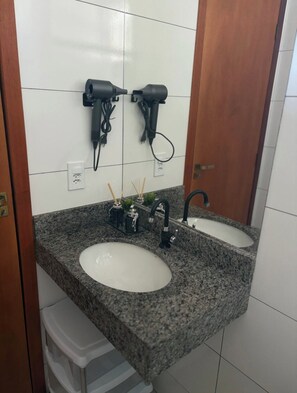 Shower, hair dryer, bidet, towels - Amazing Stay: Comfort and Convenience Together! (Lucas do Rio Verde)