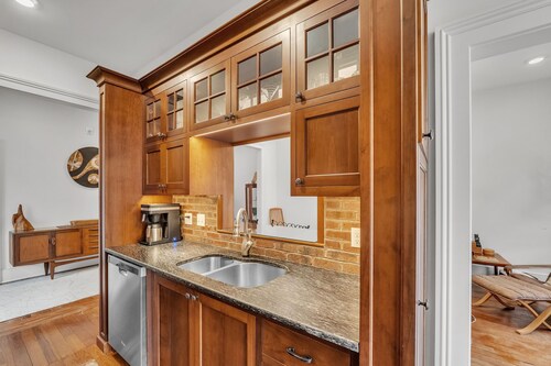 Spacious 2BR Loft on Abingdon’s Main Street. Walk to Dining, Theatre, & Shops