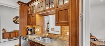 Spacious 2BR Loft on Abingdon’s Main Street. Walk to Dining, Theatre, & Shops