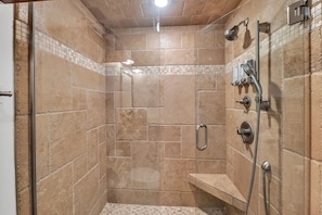 Douche, séchoir à cheveux, serviettes fournies, savon