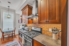 Een koelkast, een magnetron, een oven, een kookplaat