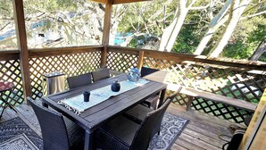 Outdoor dining - Salt & Sun Family Cottage - Boats & RVs welcome! 3 min Hurlburt; 12 min Eglin (Fort Walton Beach)