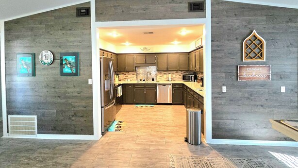 Private kitchen - Salt & Sun Family Cottage - Boats & RVs welcome! 3 min Hurlburt; 12 min Eglin (Fort Walton Beach)