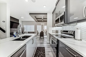 Paper towels - Modern Oasis w/AC Sleeps 6 Garage Parking Near WEM (Edmonton)