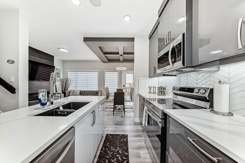 Modern Oasis w/AC Sleeps 6 Garage Parking Near WEM