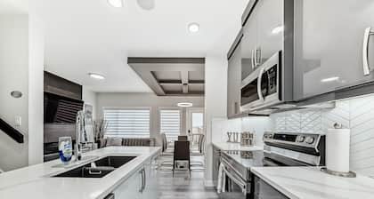 Modern Oasis w/AC Sleeps 6 Garage Parking Near WEM