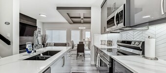 Modern Oasis w/AC Sleeps 6 Garage Parking Near WEM