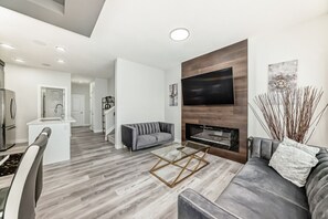 Een smart-tv en een open haard