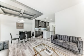 Smart TV, fireplace - Modern Oasis w/AC Sleeps 6 Garage Parking Near WEM (Edmonton)