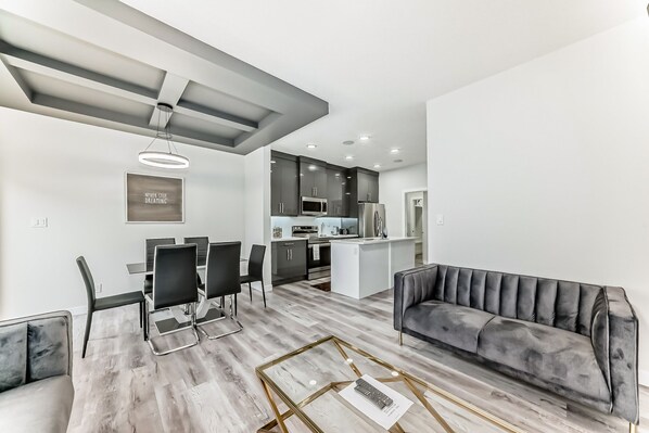 Smart TV, fireplace - Modern Oasis w/AC Sleeps 6 Garage Parking Near WEM (Edmonton)