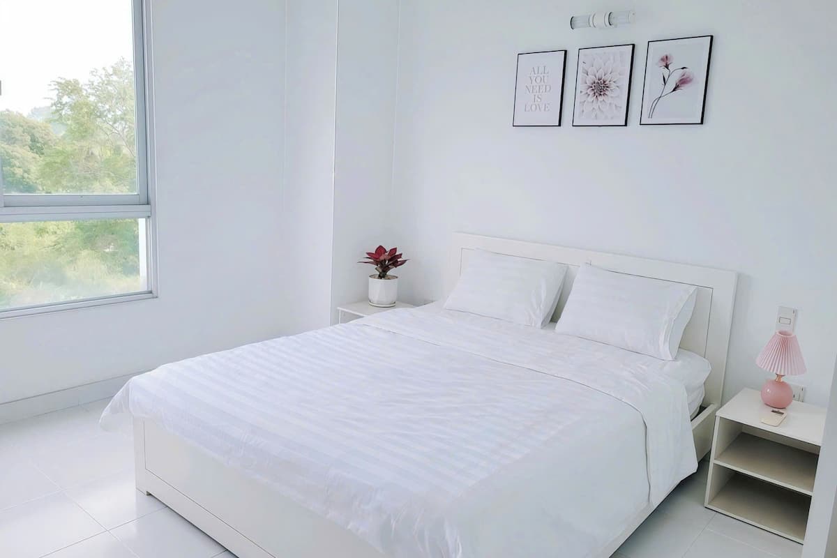 Desk, laptop workspace, soundproofing, free WiFi