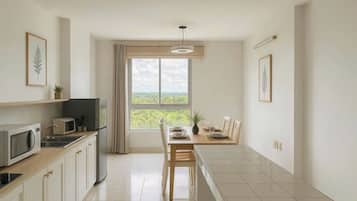 スーペリア アパートメント | 専用キッチン | 小型冷蔵庫、コンロ、調理器具と食器