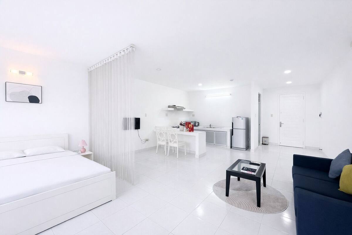 Studio Standard, vue ville | Bureau, espace de travail pour ordinateur portable