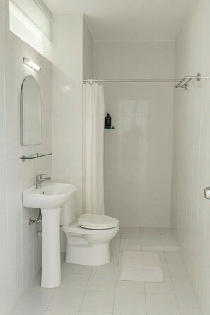 Standard-Studio, Stadtblick | Badezimmer | Kostenlose Toilettenartikel, Haartrockner, Handtücher, Seife