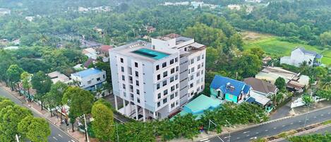 Vista frontal de la propiedad