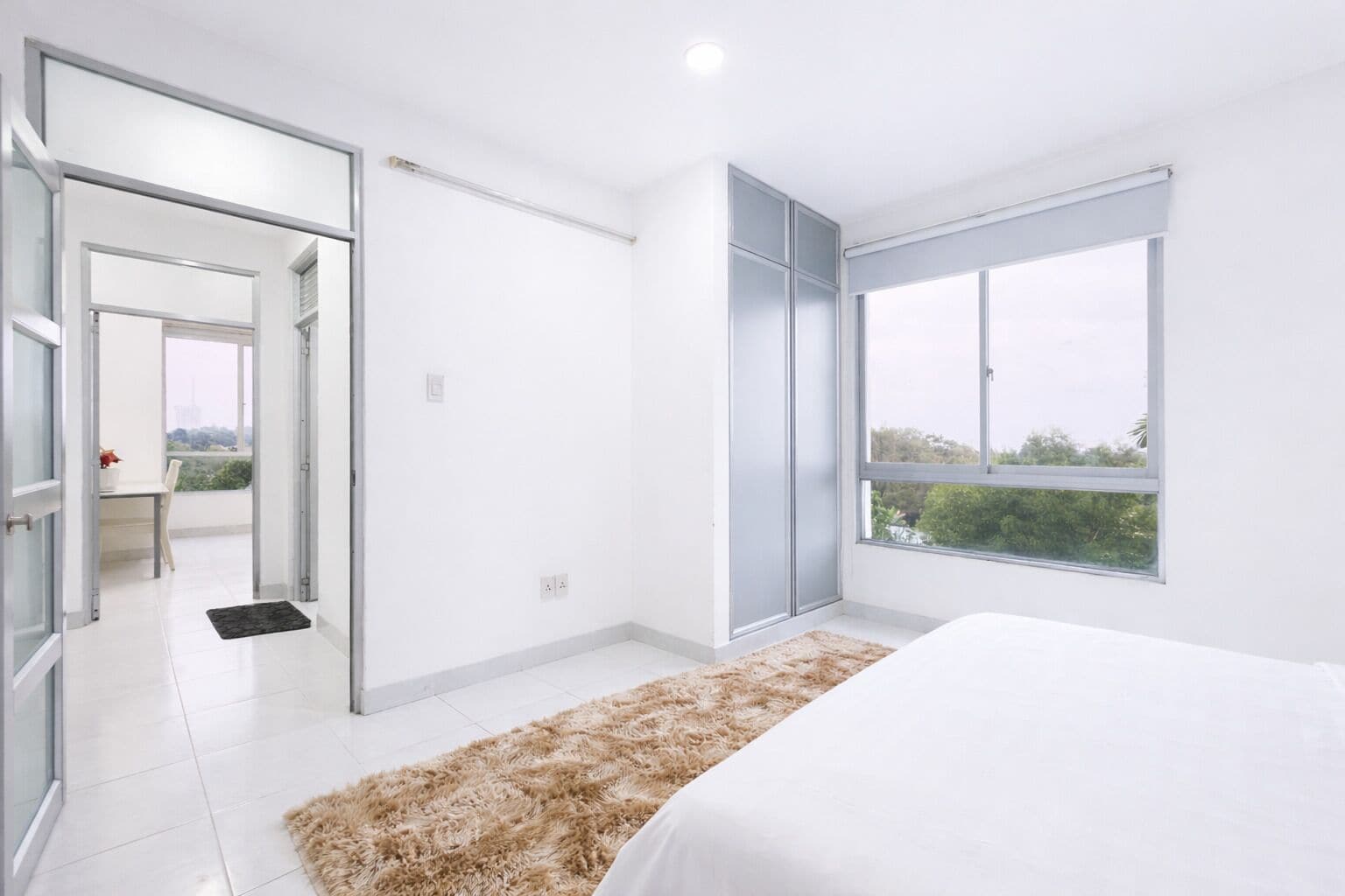 Escritorio y espacio para trabajar con laptop 