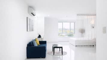 Standaard studio, uitzicht op de stad | Woonruimte | Een 9-inch televisie met kabelzenders