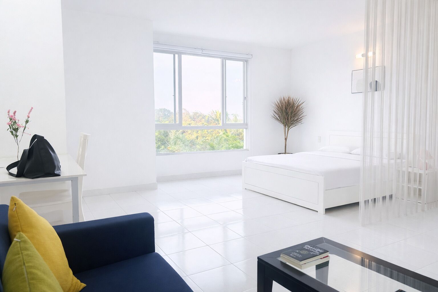 スタンダード スタジオ シティビュー | リビング エリア | 9 インチのテレビ (ケーブル放送視聴可)