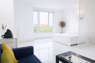 Estúdio standard, vista para a cidade | Área de estar | TV 9 polegadas com canais a cabo