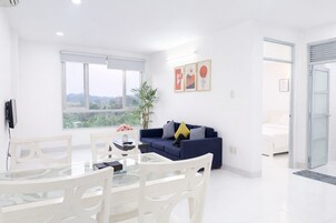 Apartamento luxo | Área de estar | TV 9 polegadas com canais a cabo