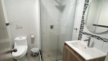 Doccia, sapone, shampoo, carta igienica