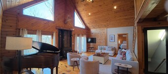 Cozy Candlewood Lake Cabin — Family + Friend Retreat