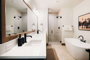 Shower, hair dryer, towels, soap - Watchtower Views | Hot Tub | Games (Winter Park)