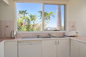 Private kitchen - Charming Self-Contained Cottage in Heart of Rye - Close to Beaches & Hot Springs (Rye)