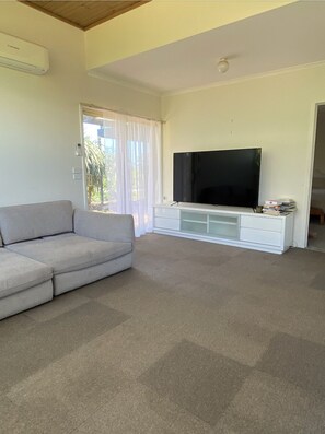 Living area - Charming Self-Contained Cottage in Heart of Rye - Close to Beaches & Hot Springs (Rye)