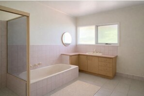 Shower, hair dryer, towels, soap - Charming Self-Contained Cottage in Heart of Rye - Close to Beaches & Hot Springs (Rye)