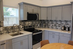 Fridge, microwave, oven, stovetop - Cozy Modern Stay in Pasadena, Detached One Bedroom ADU. (Pasadena)