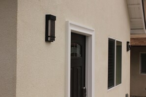 Exterior detail - Cozy Modern Stay in Pasadena, Detached One Bedroom ADU. (Pasadena)