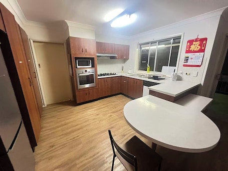 Private kitchen. 3 mins driving to Macquarie Park and 9 mins walking to bus station.