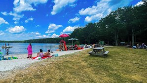 Beach - Chalet Retreat Hot Tub, Theater, Arcade & Firepits (Big Bass Lake)