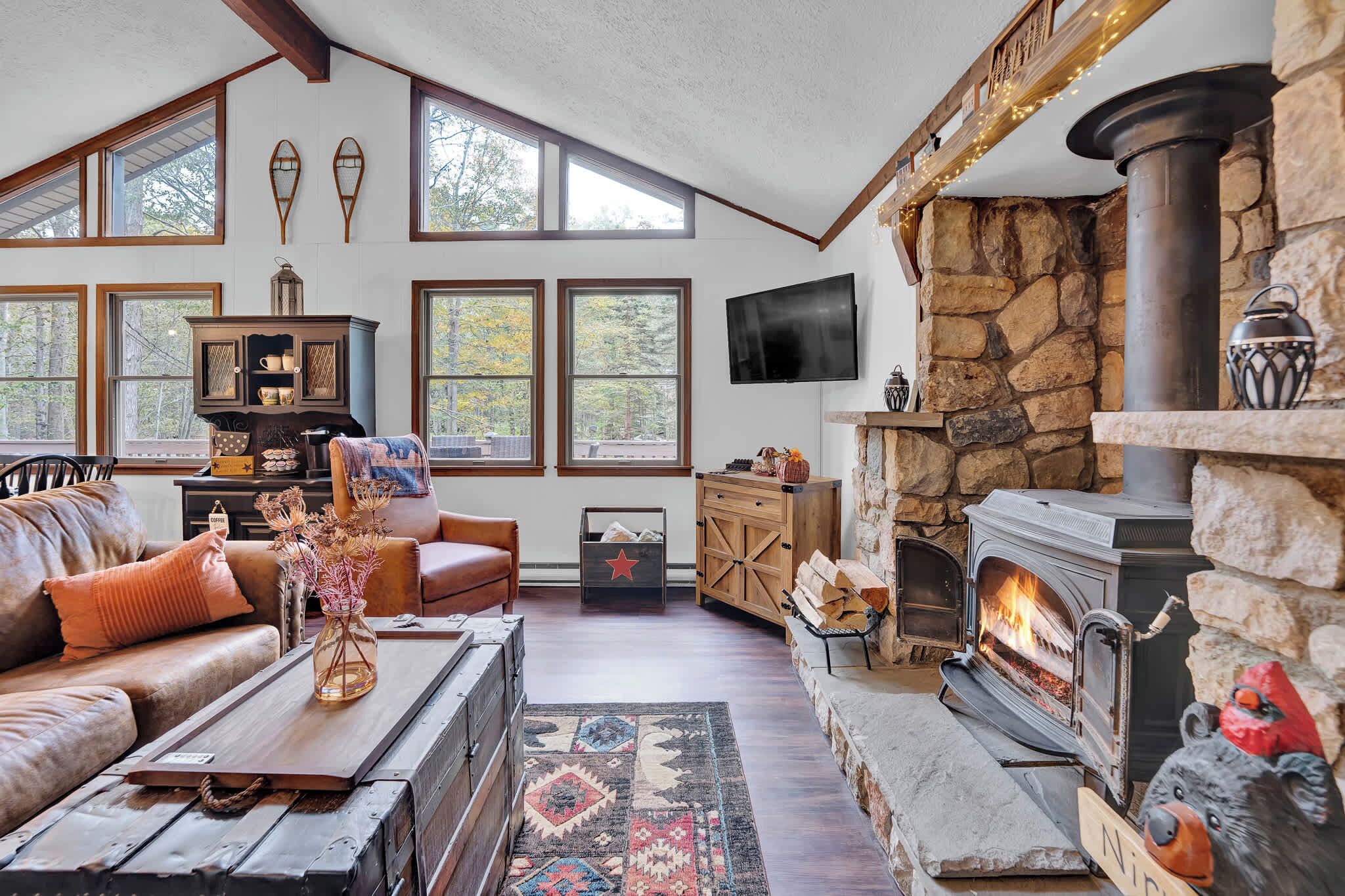 Televisio, takka, työhuone