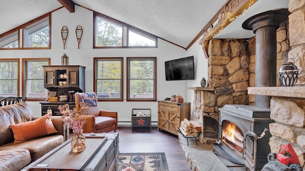 Living area - Chalet Retreat Hot Tub, Theater, Arcade & Firepits (Big Bass Lake)