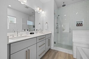 Hair dryer, towels, soap, toilet paper - Gulch Rooftop! Views! Sleeps Big Groups! Walkable! (Nashville)